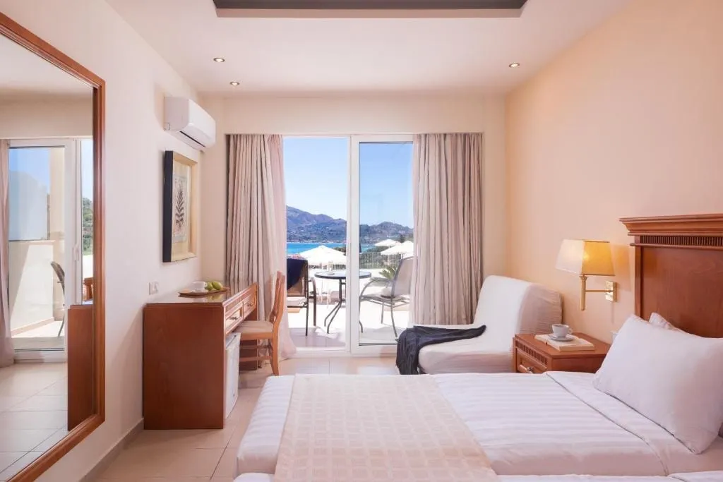 Poolfront Double or Twin Room Sea View - 25 m²