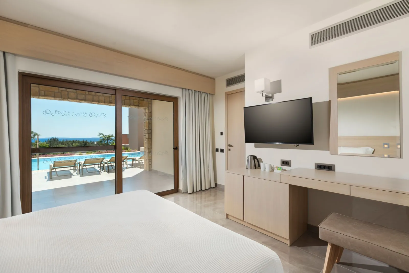 Family Sea View Swim Up