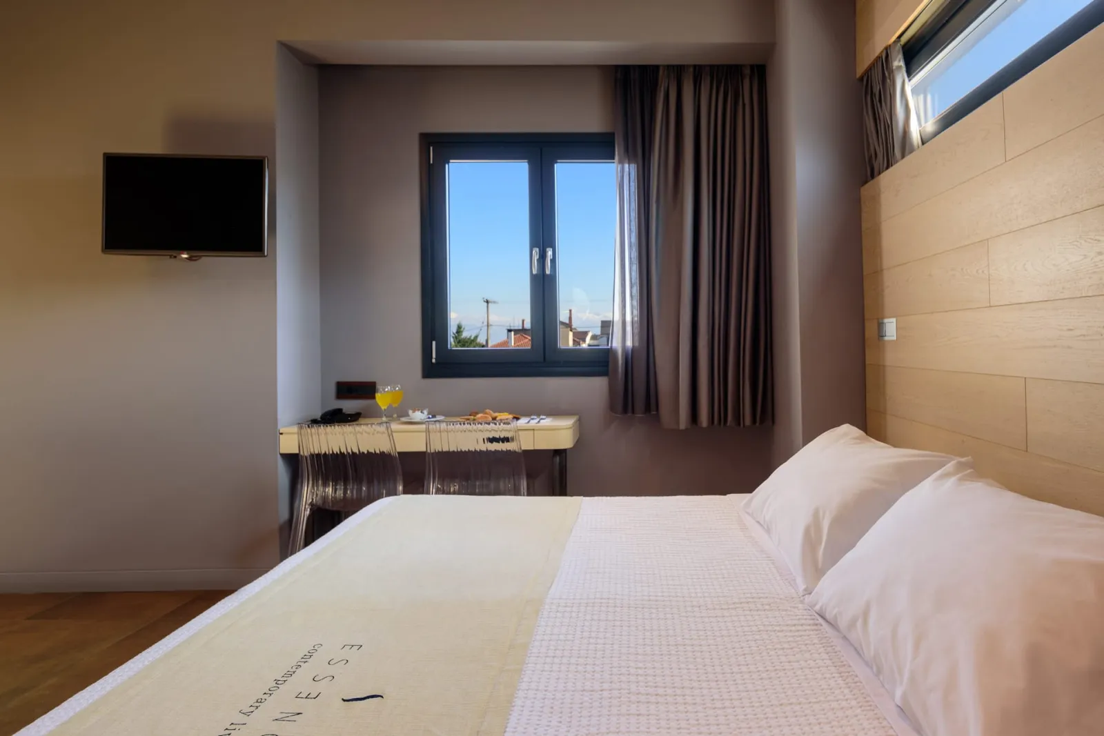 Elegant Triple Room with City View