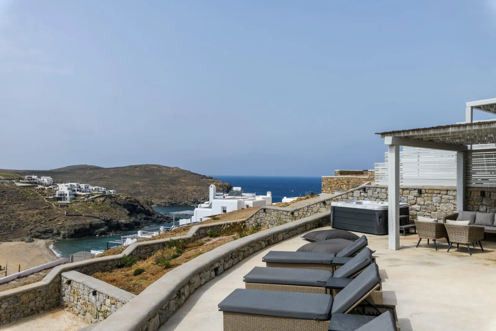 White Residence 1 with Jacuzzi