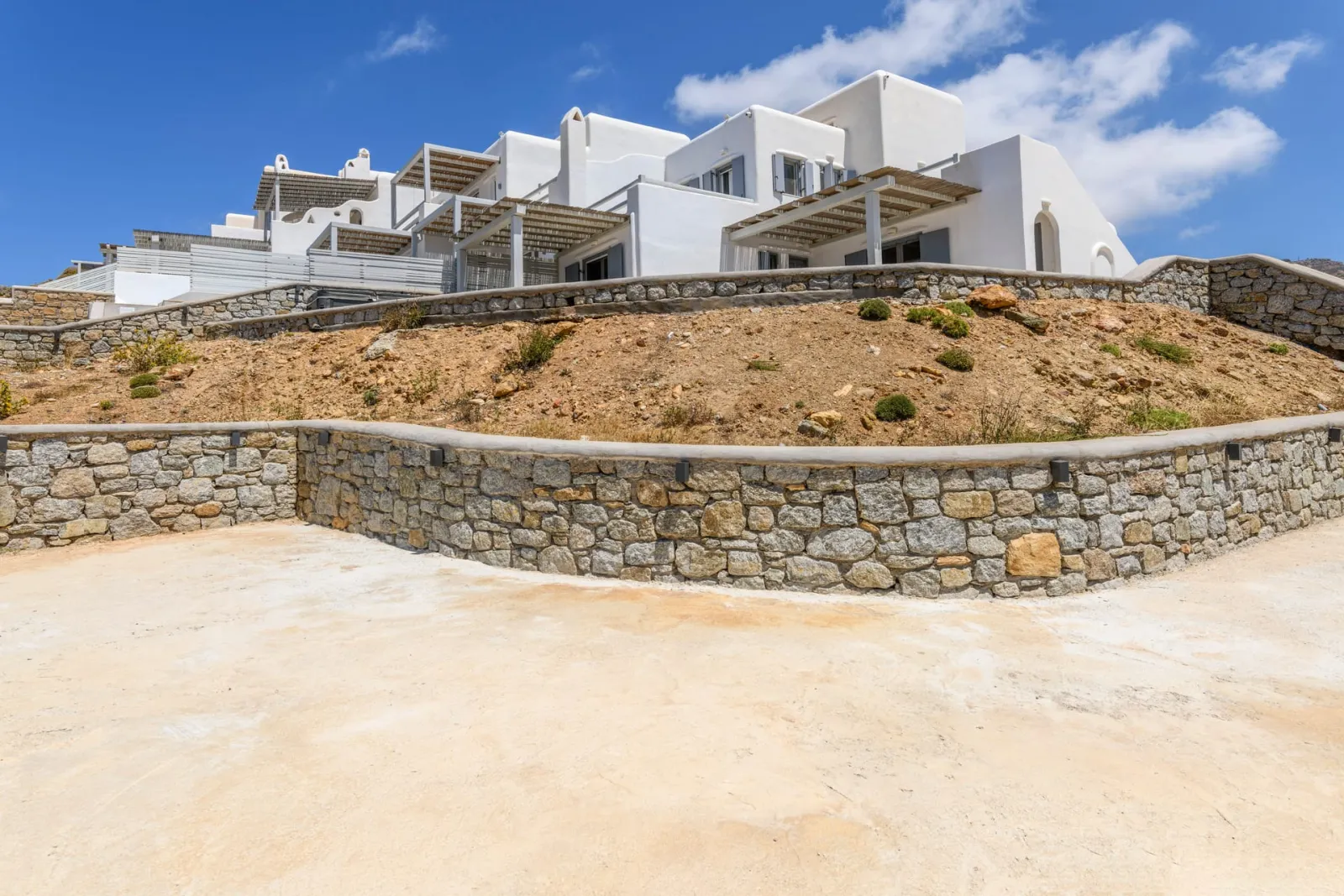 White Residence 1 with Jacuzzi