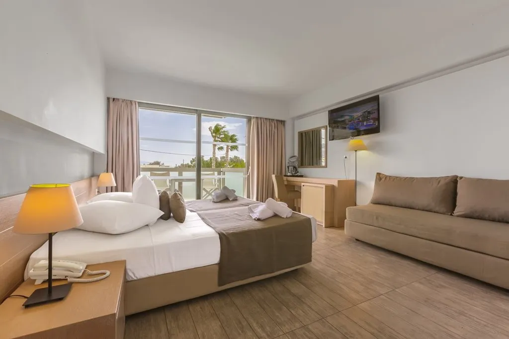 Twin Room with Sharing Pool