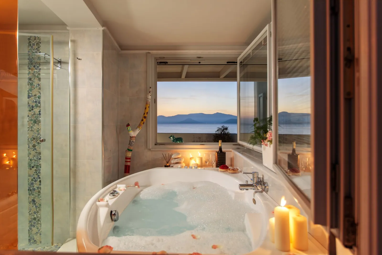 Honeymoon Sea View Suite with Jacuzzi