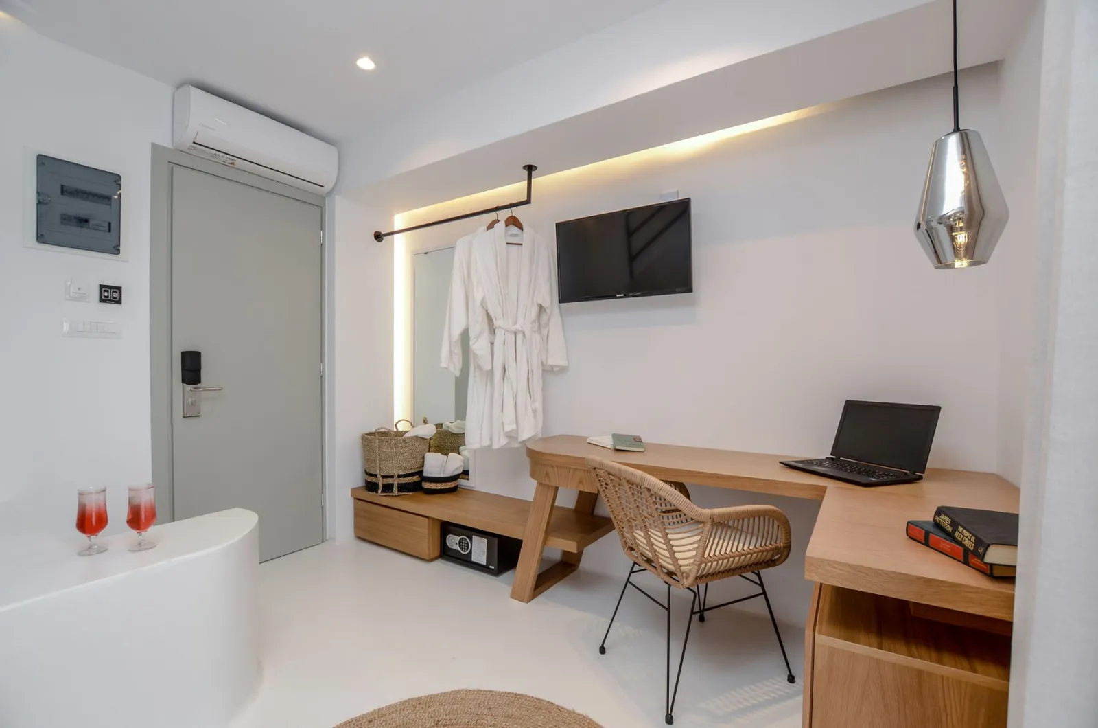 jason master suite with outdoor hottub