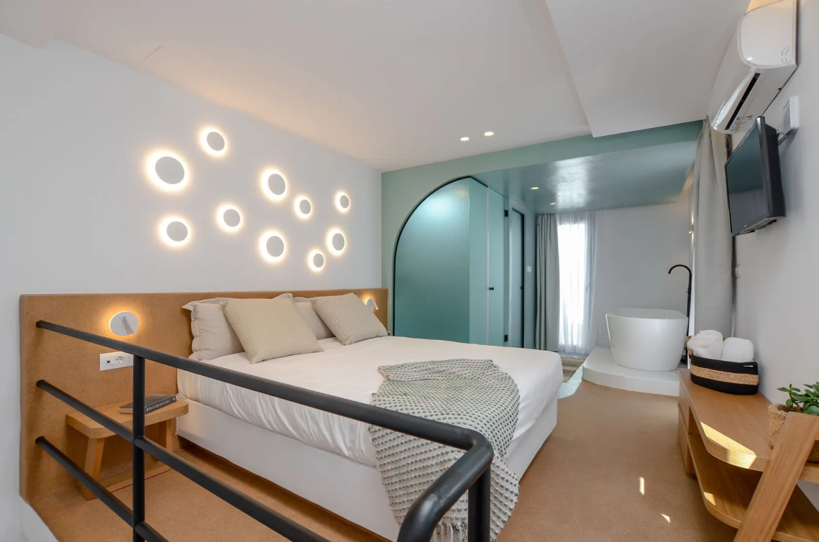 jason master suite with outdoor hottub