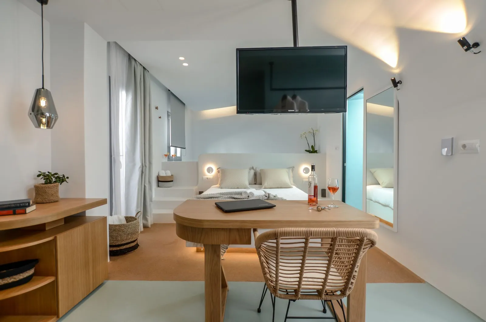 hercules executive suite with indoor hottub