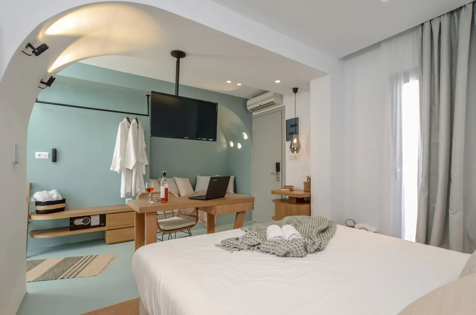 hercules executive suite with indoor hottub