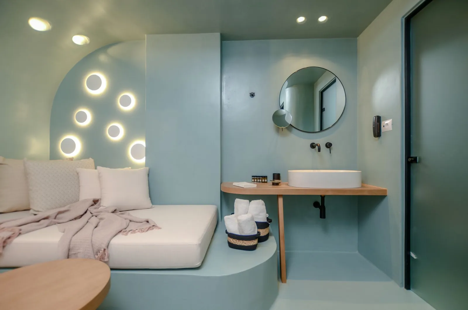 Achilles superior suite with steam bath and outdoor hottub