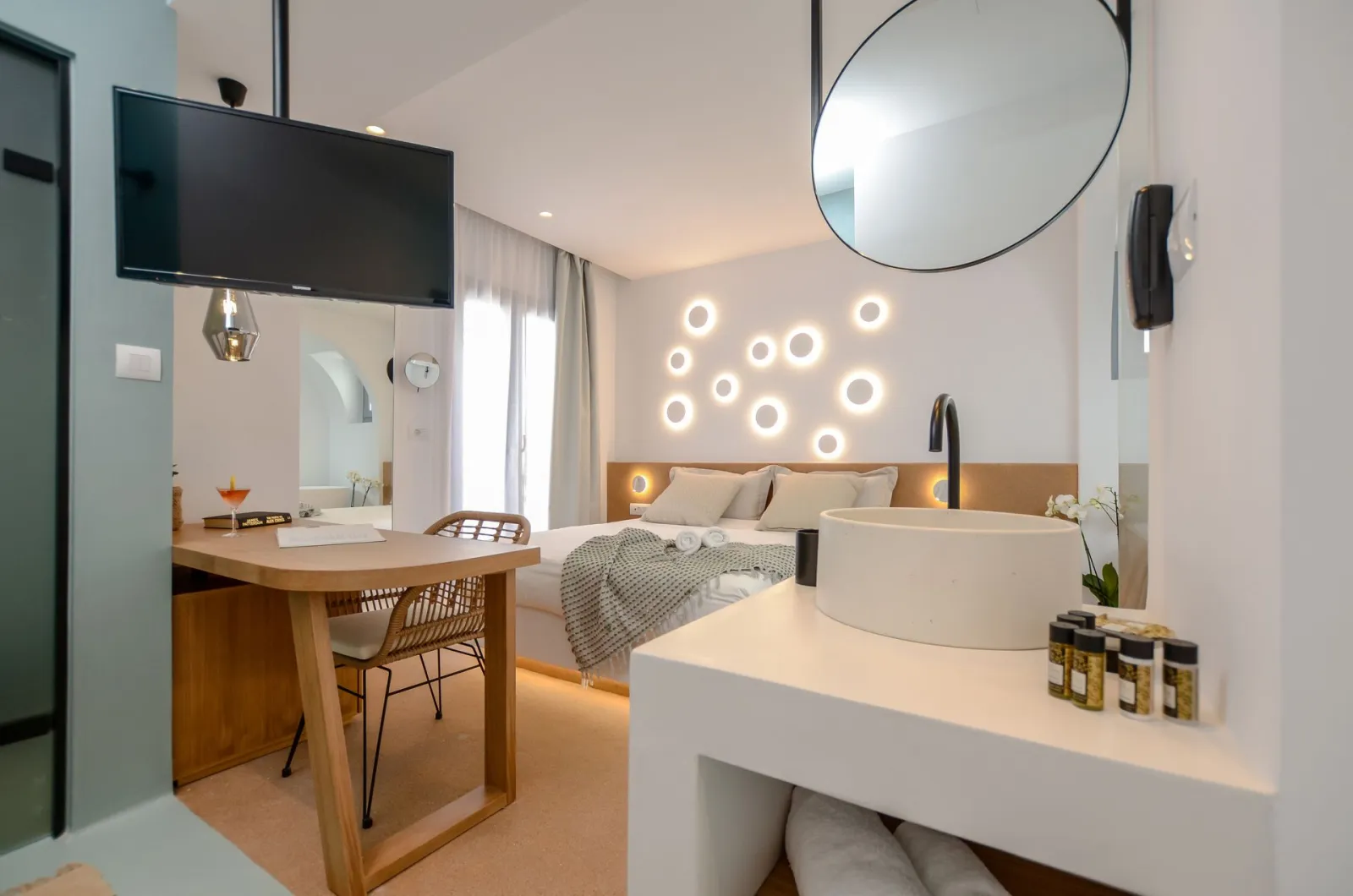 laertes deluxe double room with hydromassage shower jet and bathtub