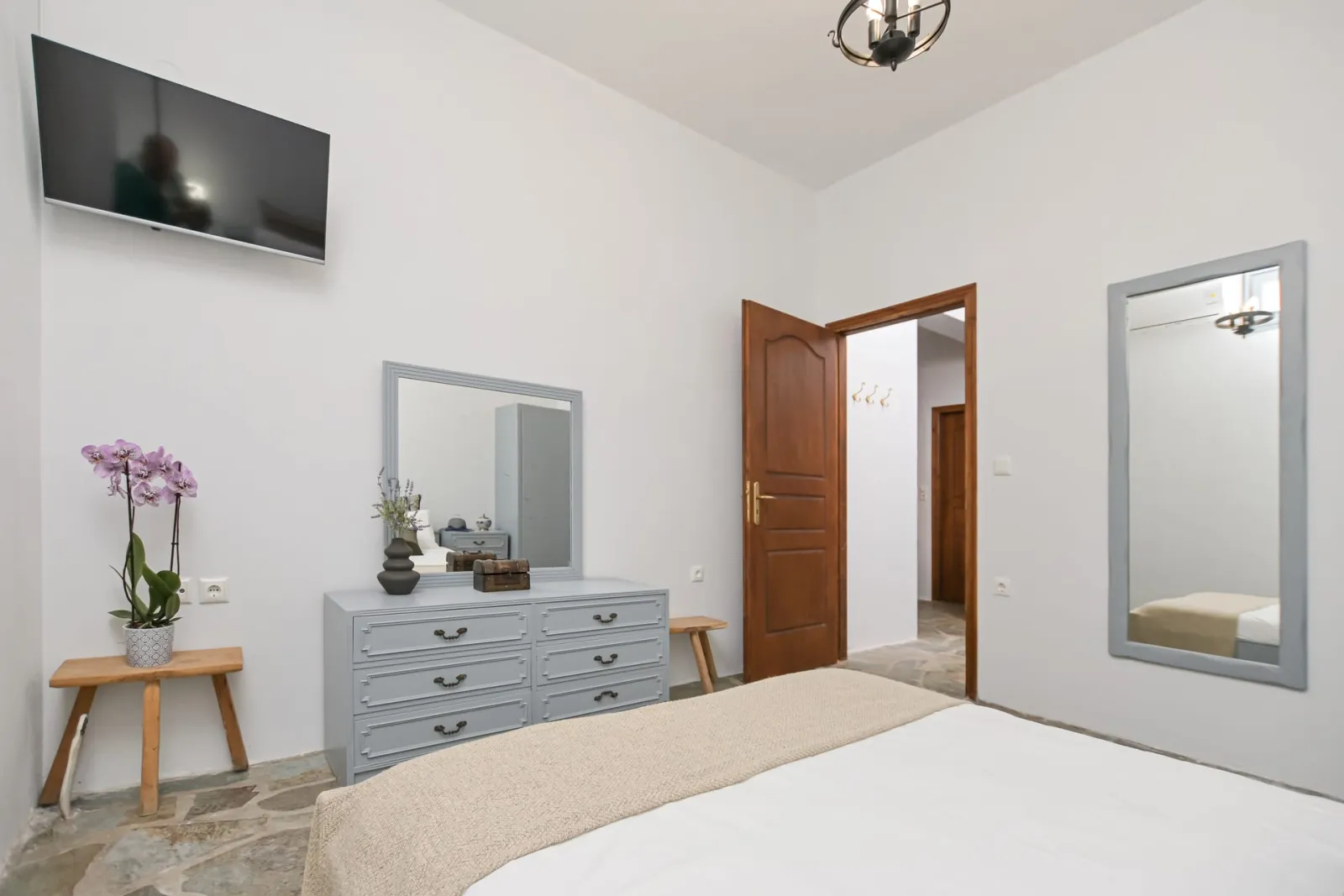 TRADITIONAL APARTMENT