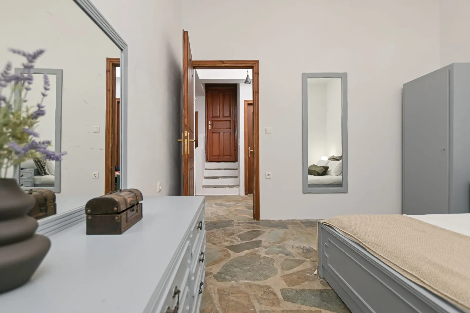 TRADITIONAL APARTMENT