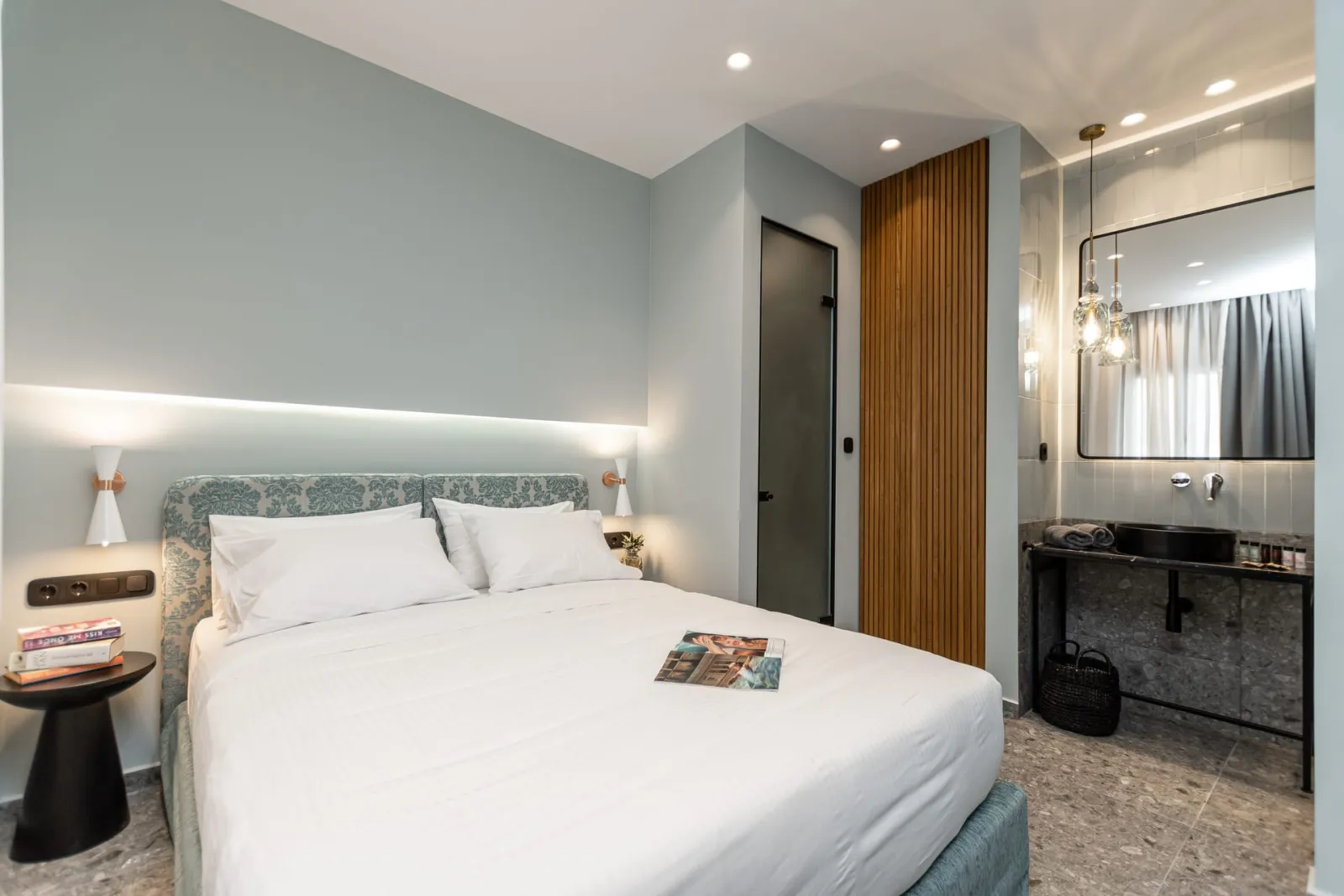 QUEEN DOUBLE ROOM