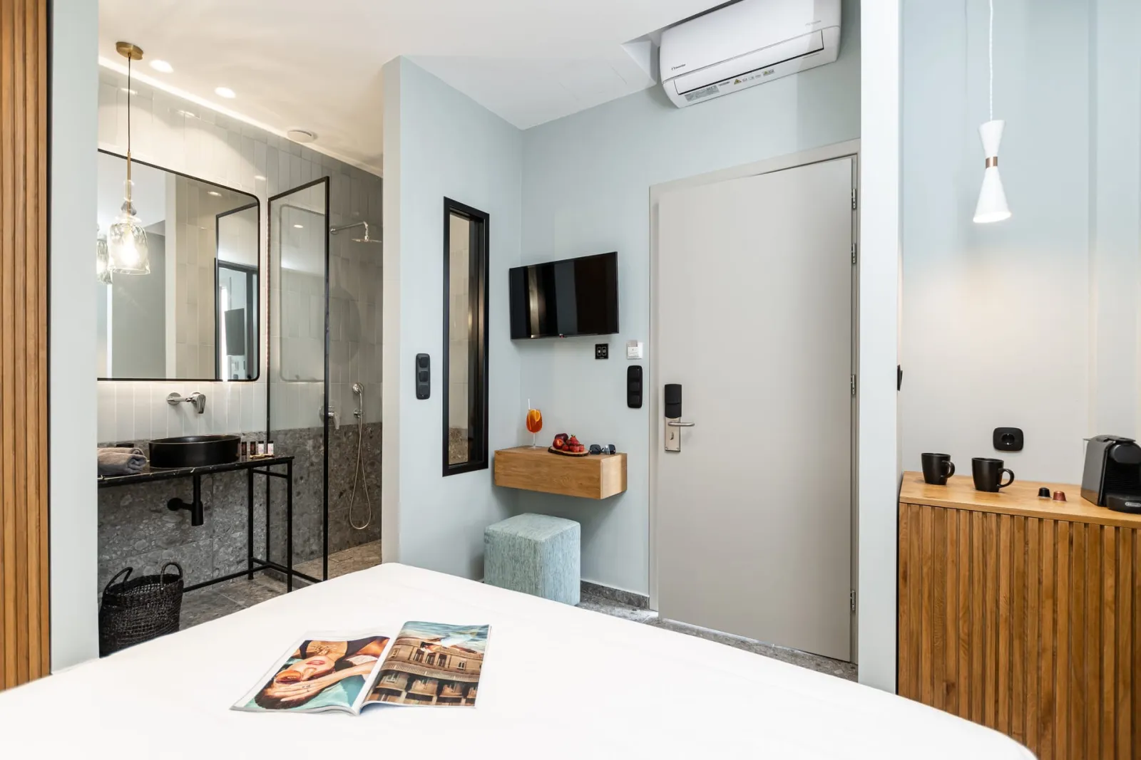 QUEEN DOUBLE ROOM
