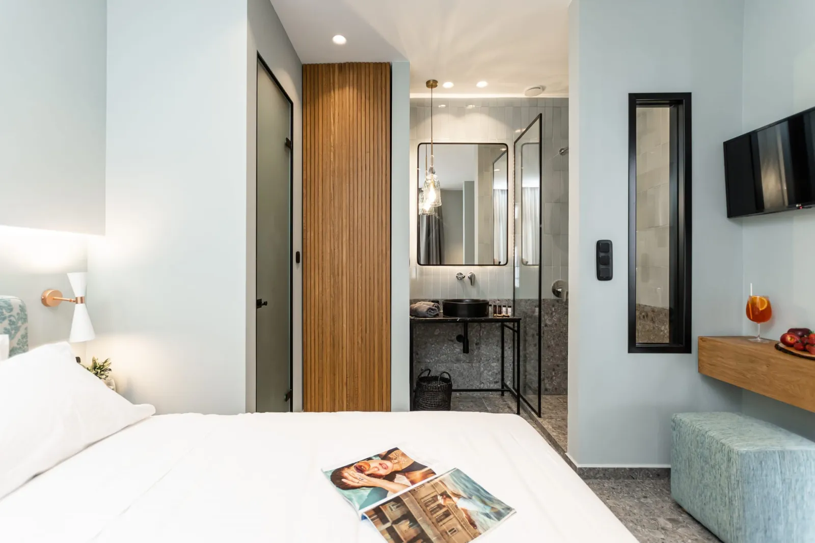 QUEEN DOUBLE ROOM