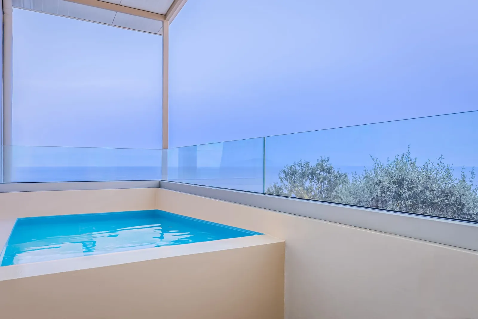Suite with Private Plunge Pool & Sea View