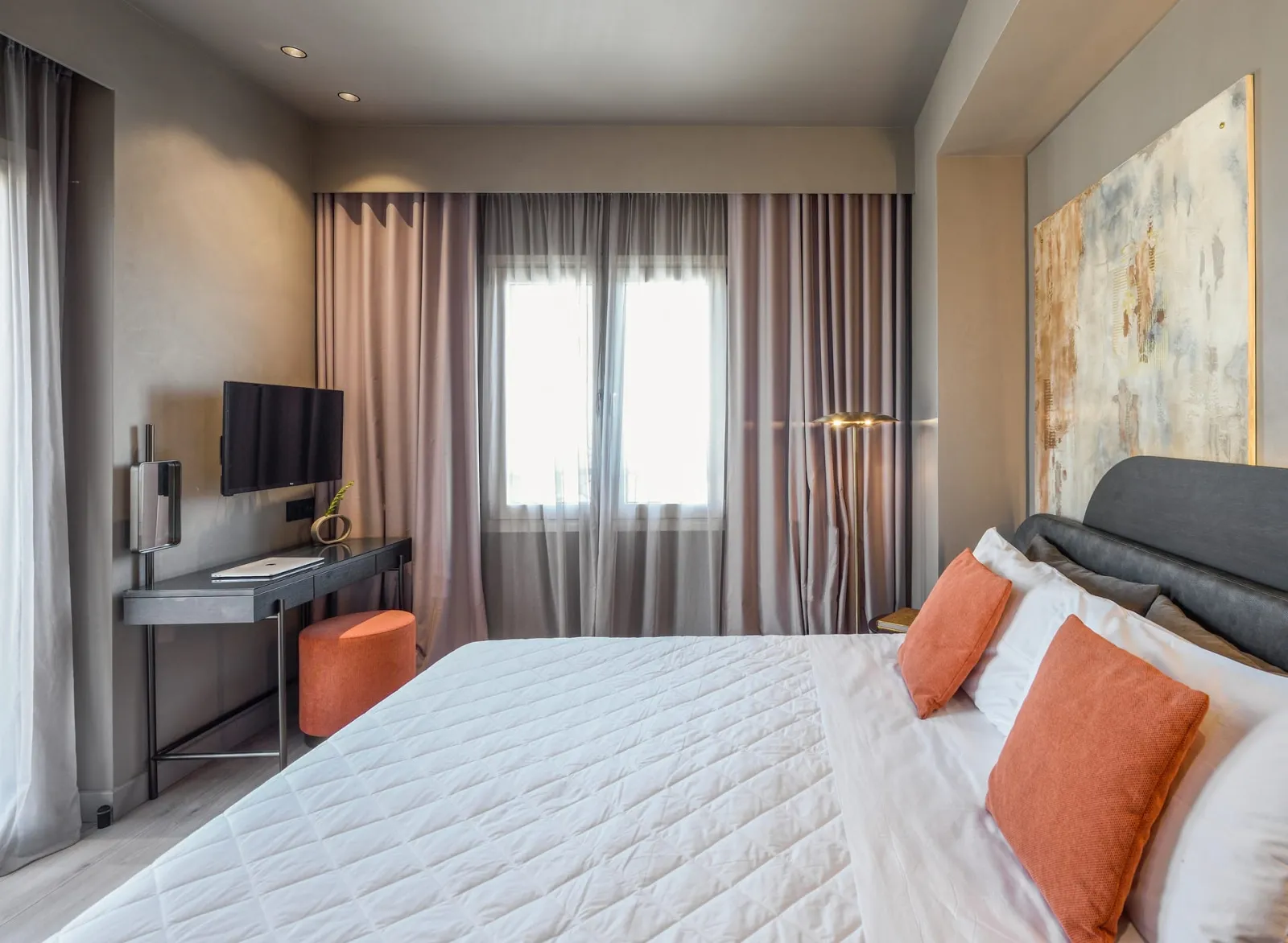 Double Room with Window and Square-Liston View