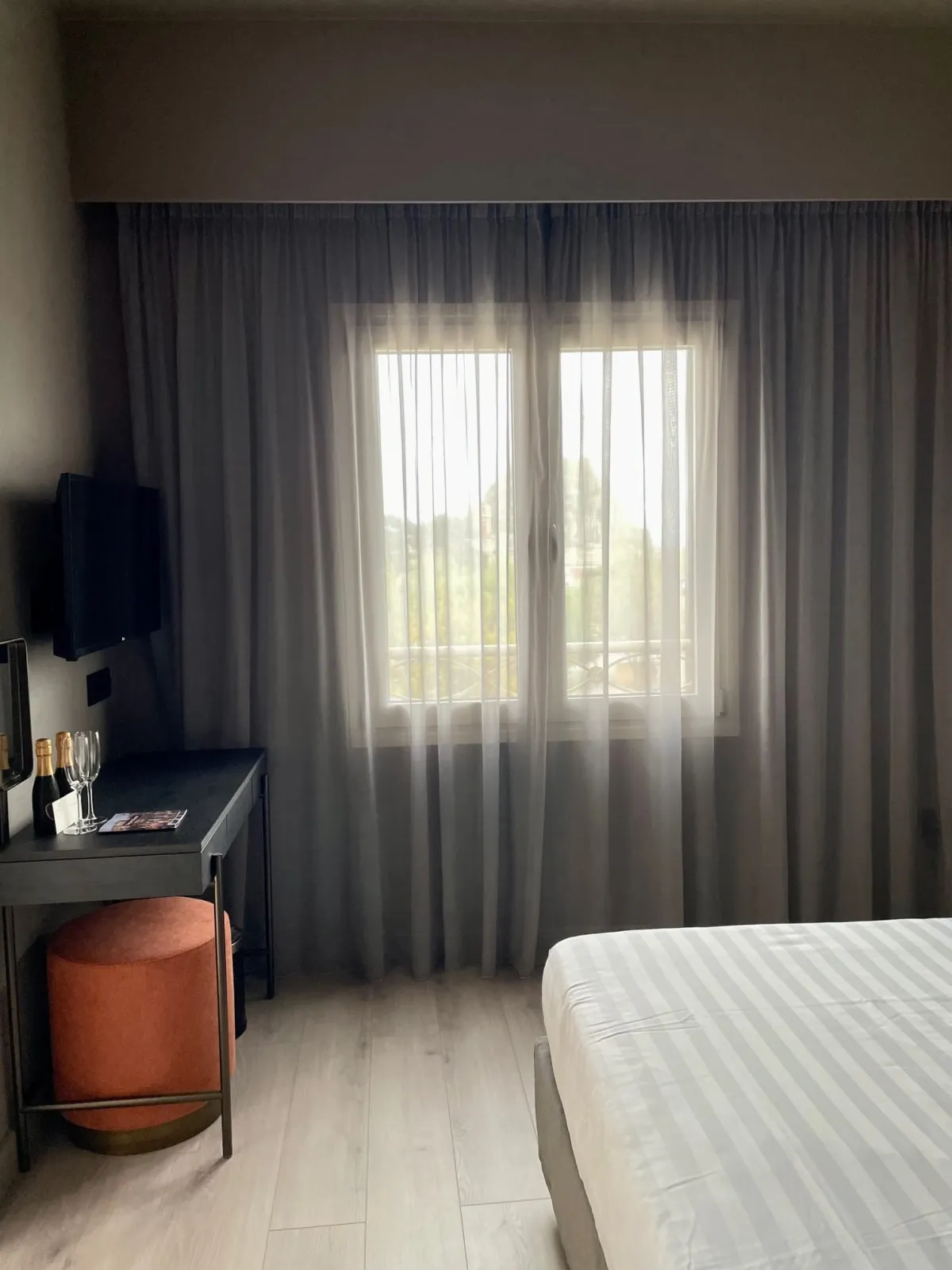 Double Room with Window and Square-Liston View