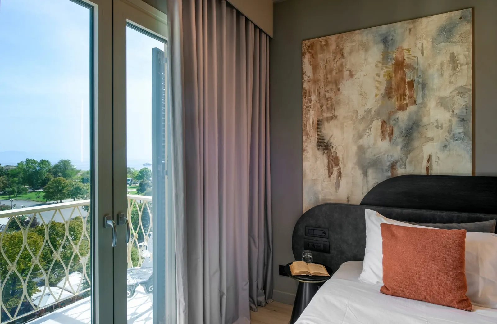 Junior Suite with Balcony and Square-Liston View