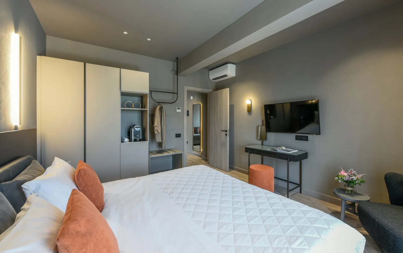 Junior Suite with Balcony and Square-Liston View