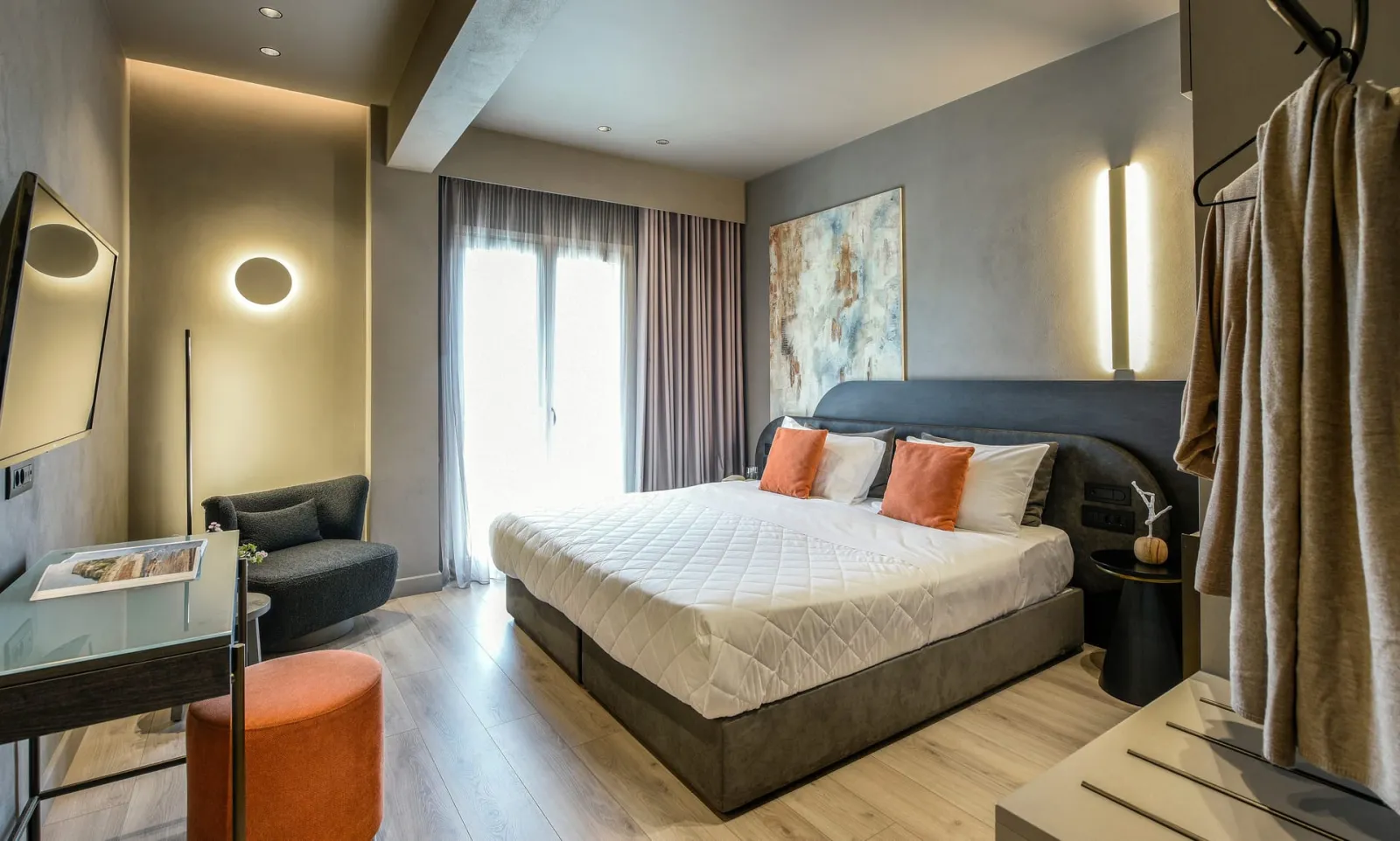 Junior Suite with Balcony and Square-Liston View