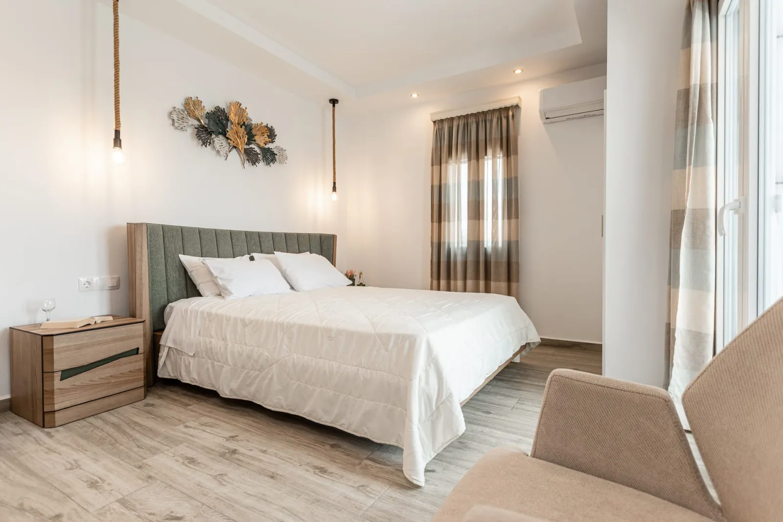 Honey studio erotas