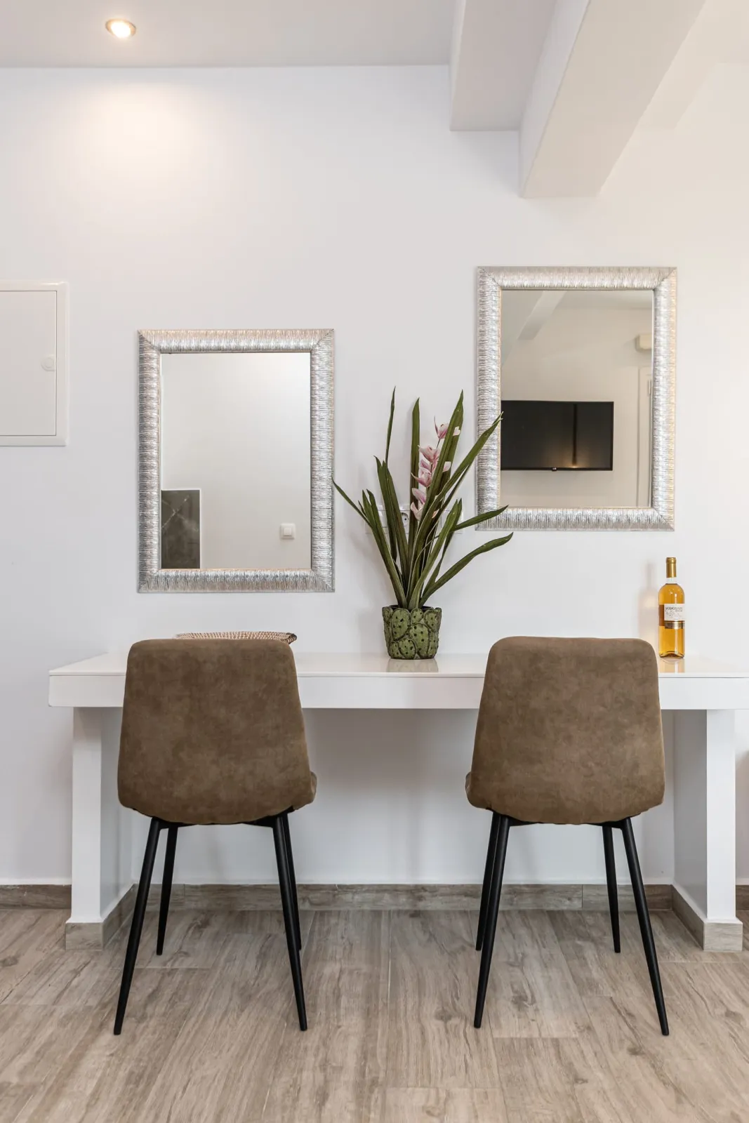Honey studio erotas