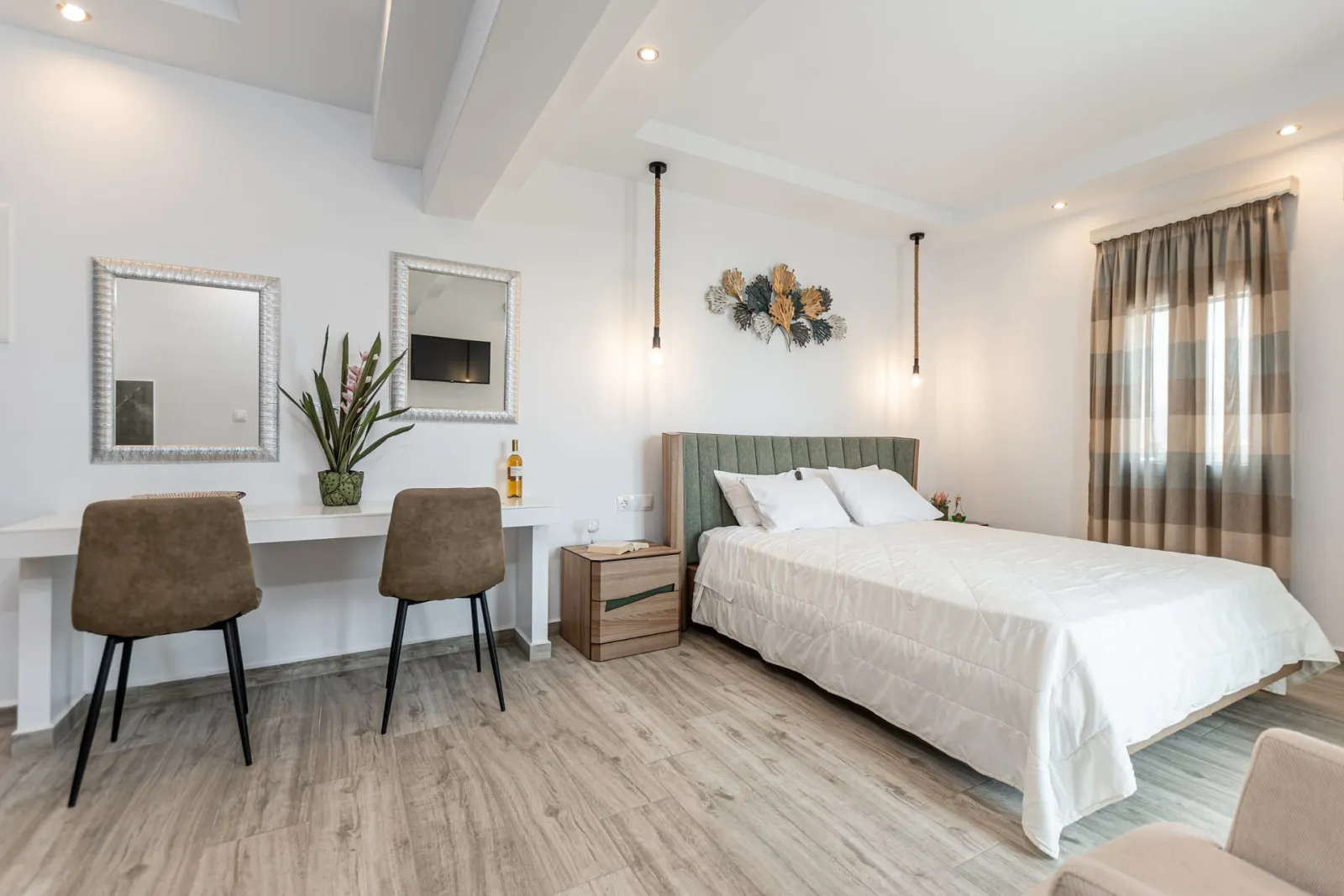 Honey studio erotas