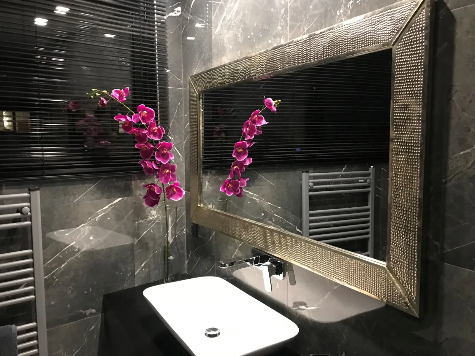 Ater Albus Junior Suite