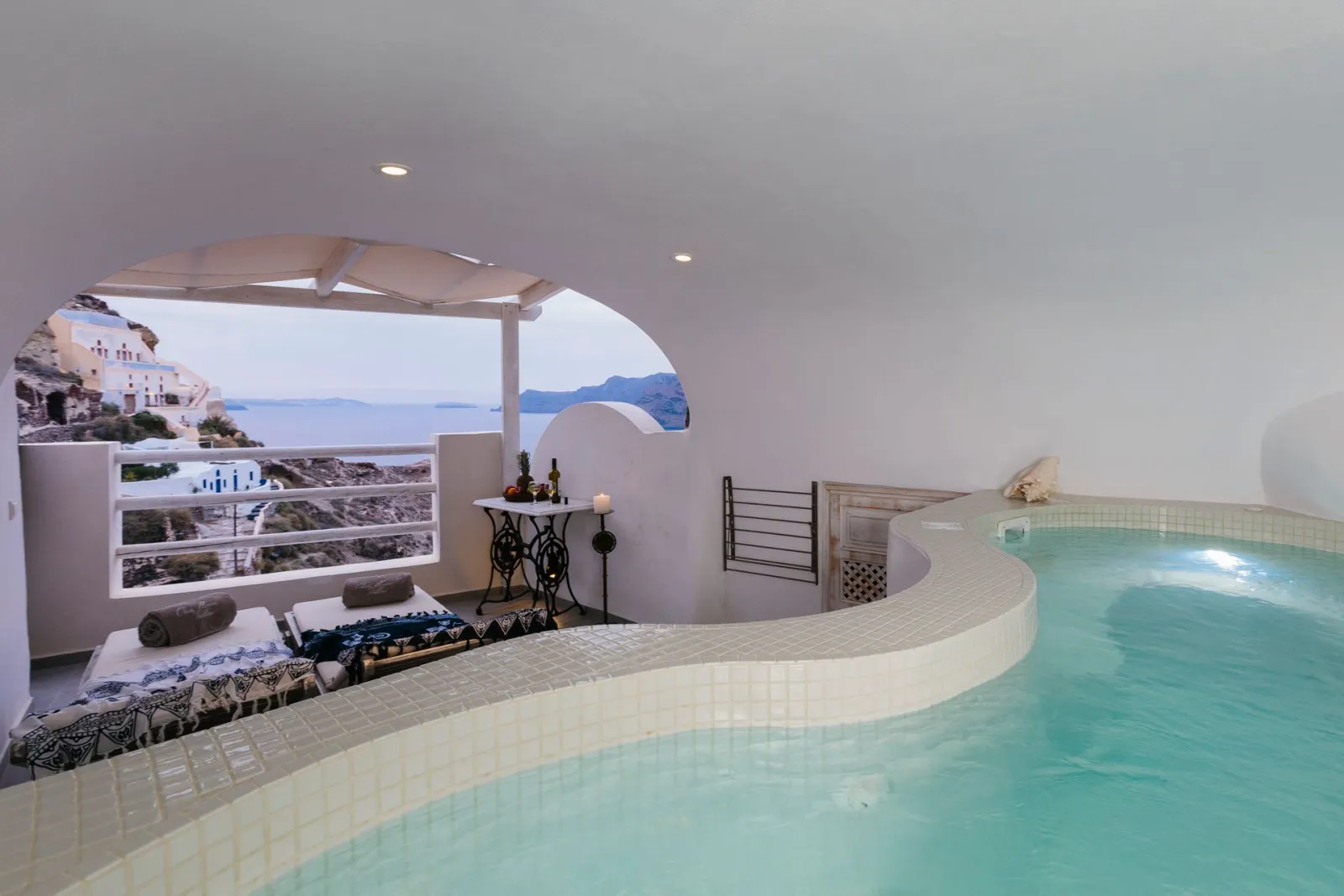 Honeymoon Cave Suite with Outdoor Hot Tub Caldera &amp; Sea View