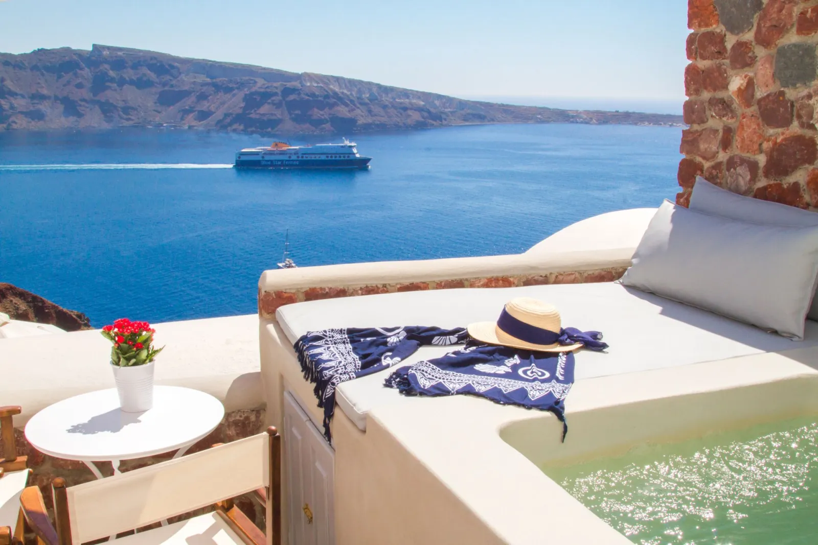 Cave Suite with Outdoor Hot Tub Caldera and Sea View