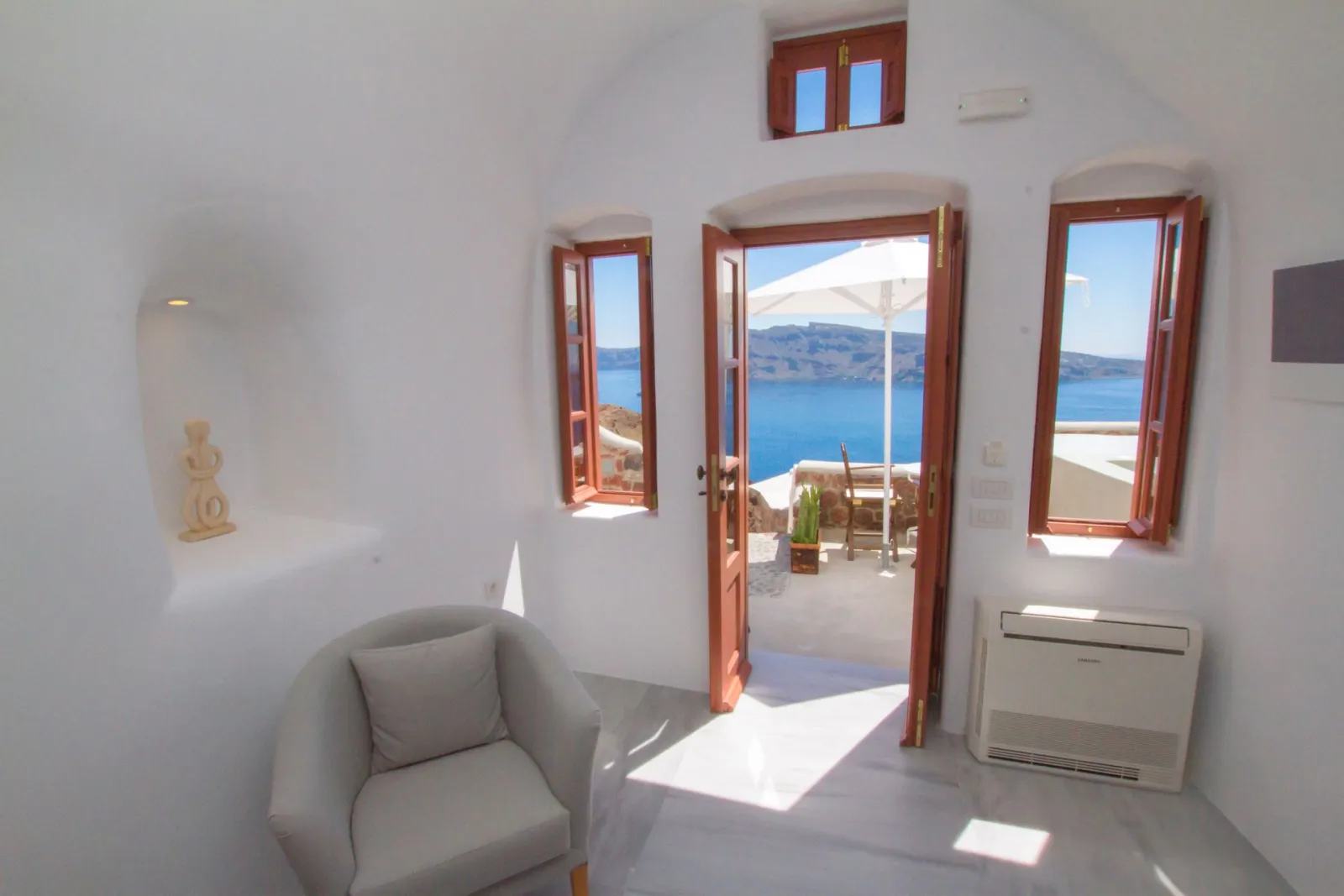 Cave Suite with Outdoor Hot Tub Caldera and Sea View