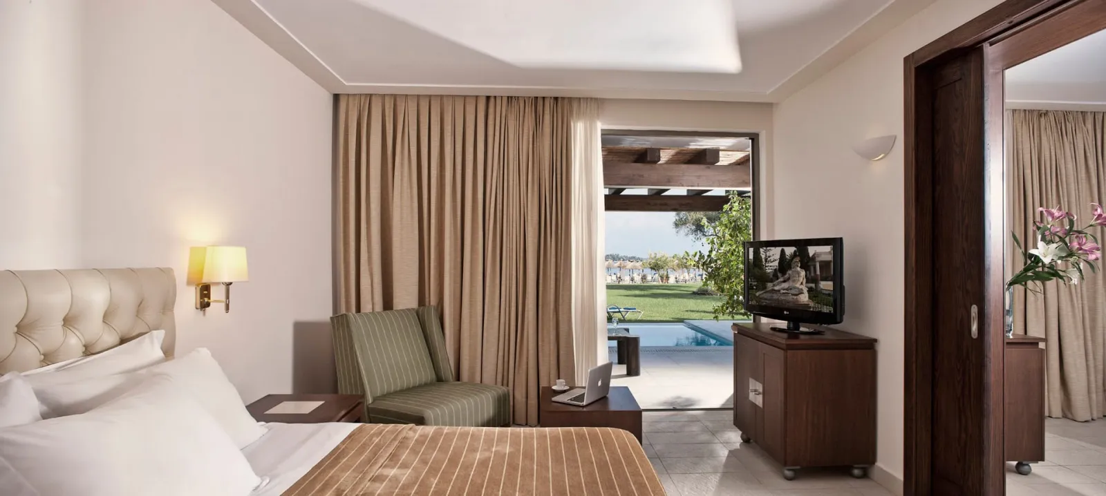 ExecutiOne (1) Bedroom Suite Sea Front with Private Pool- Bungalow