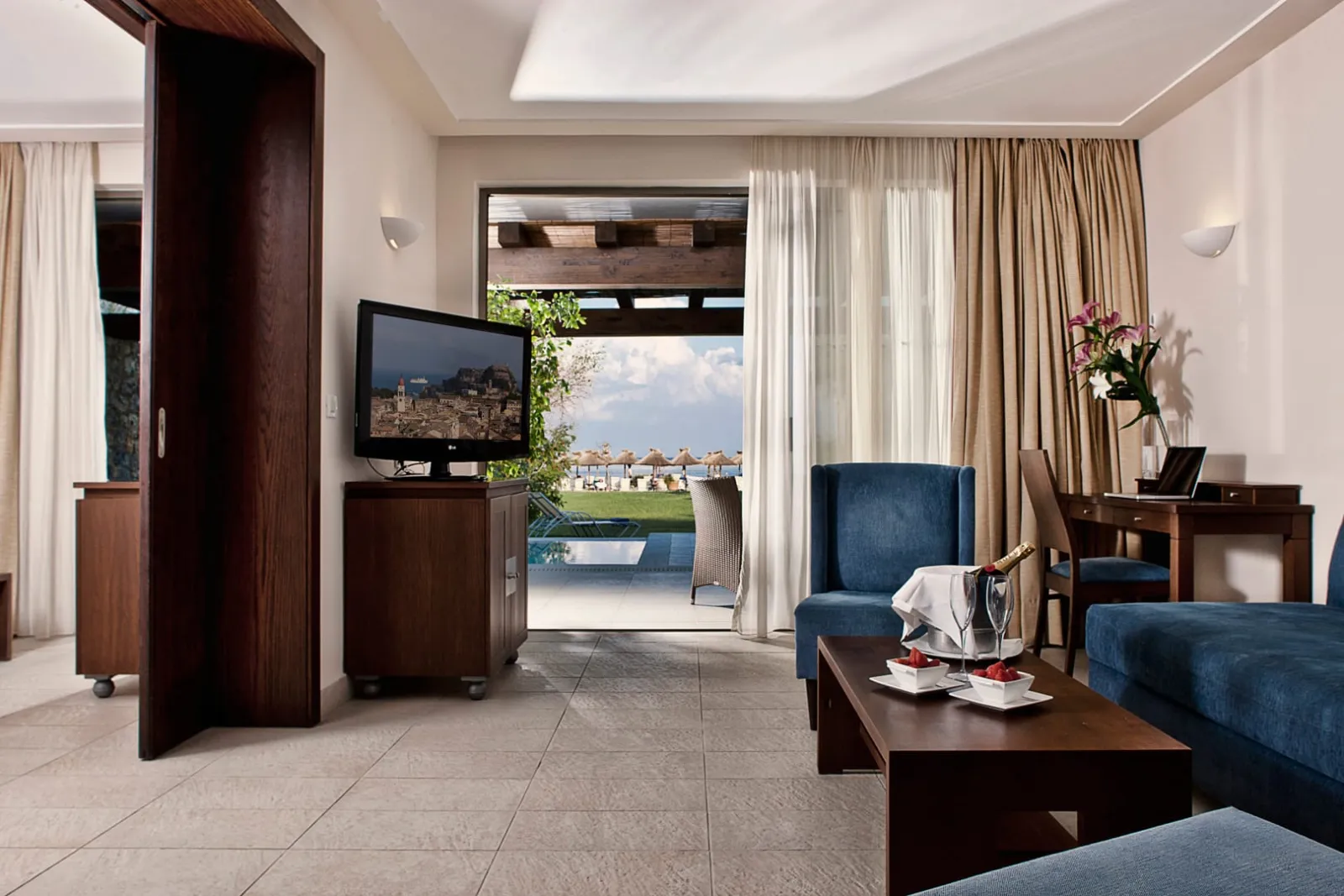 ExecutiOne (1) Bedroom Suite Sea Front with Private Pool- Bungalow