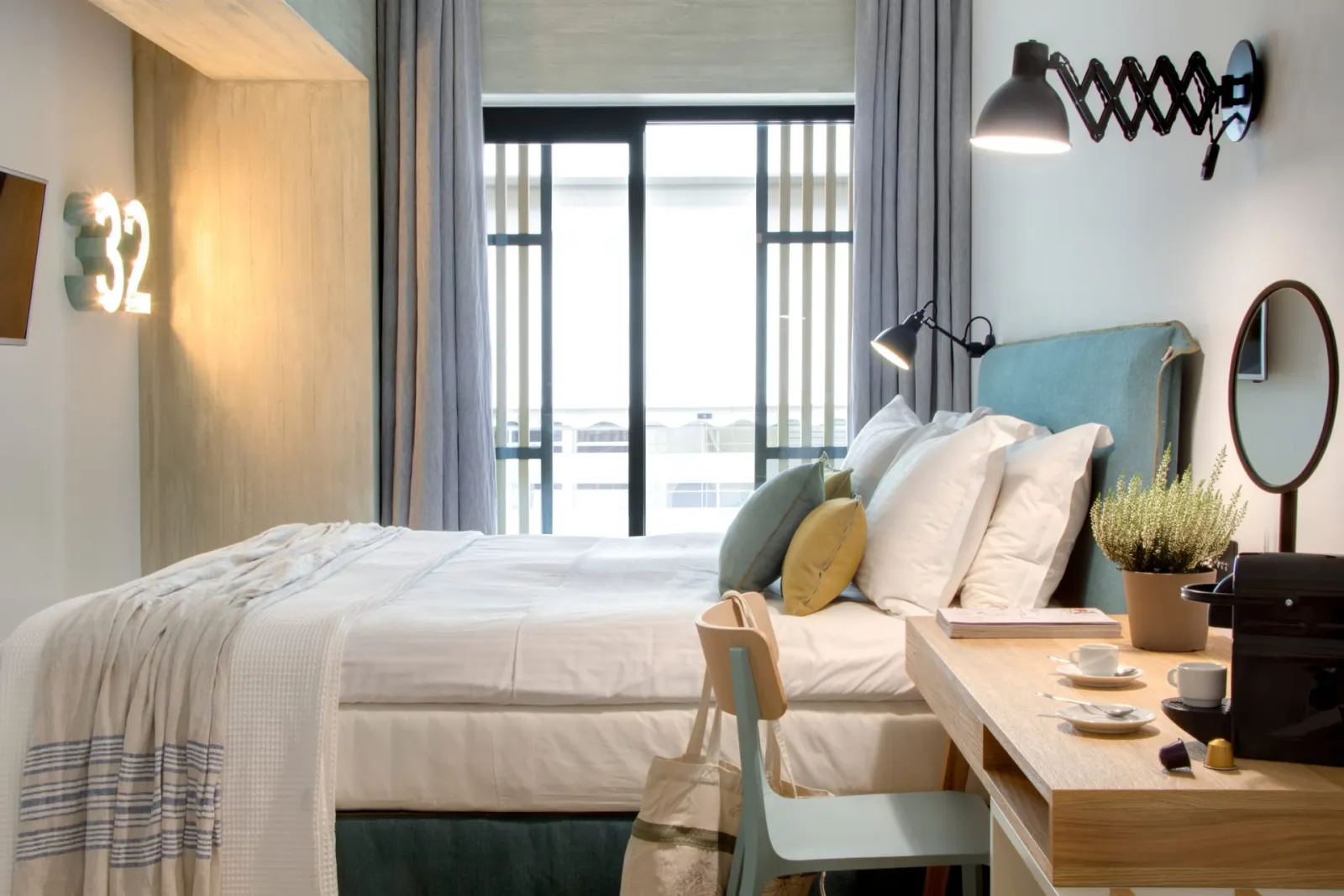 Peer Balcony Room