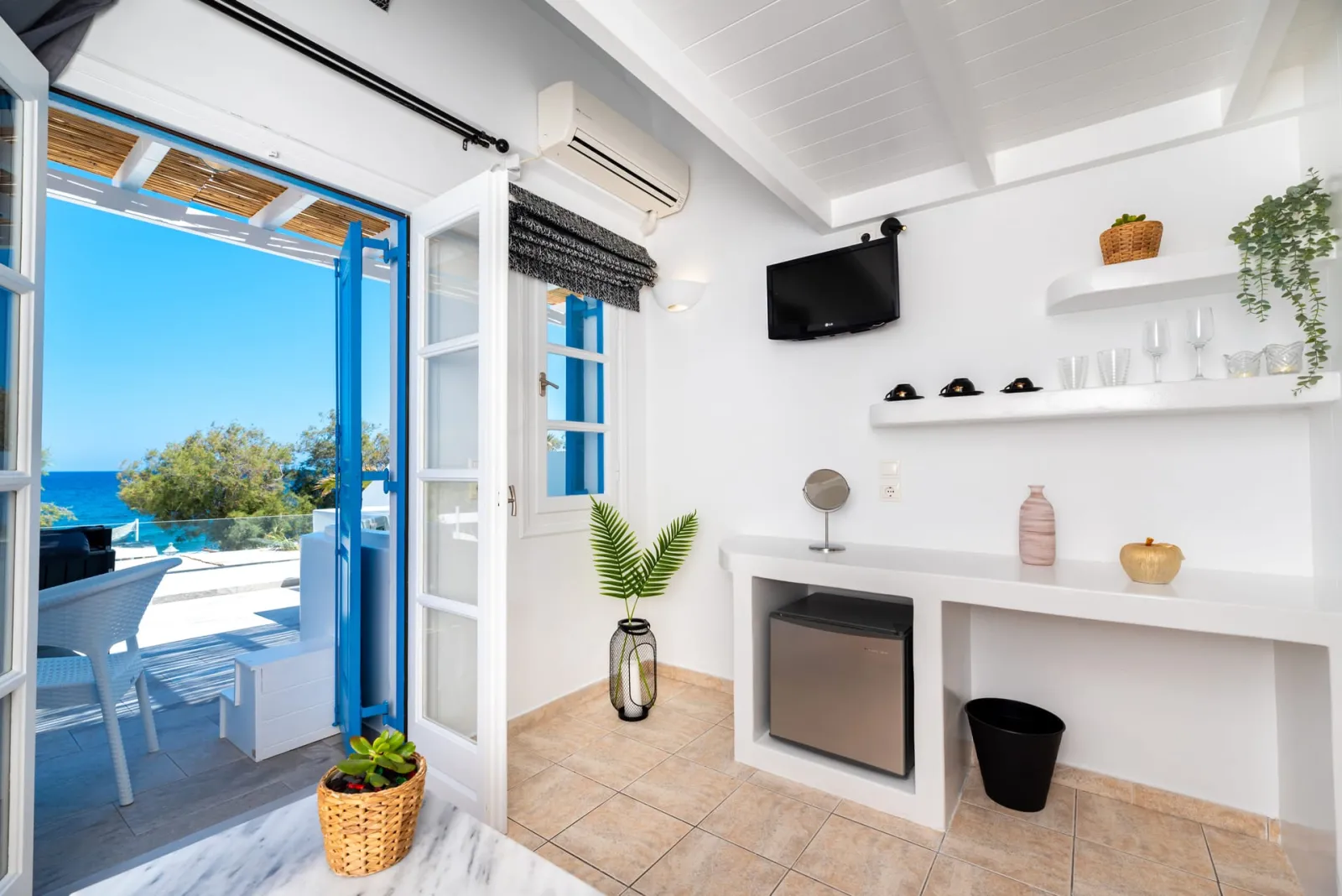 Deluxe Suite with Sea View and Hot Tub - Split Level