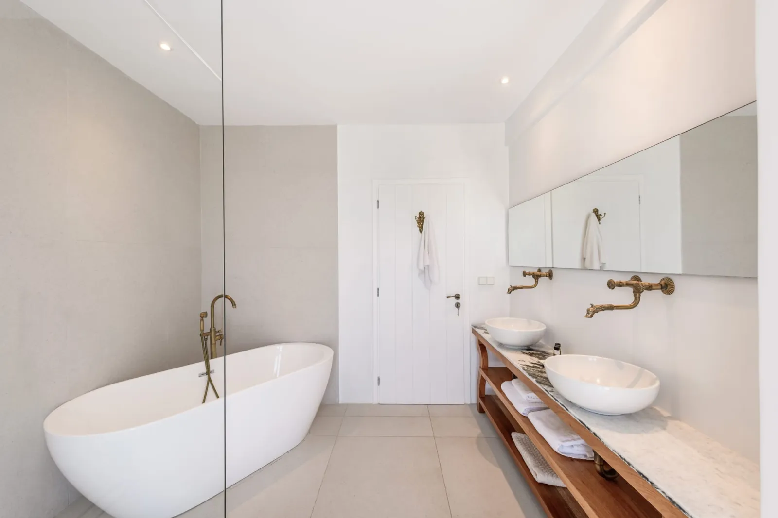 Superior suite with bathtub & balcony pool/sea view