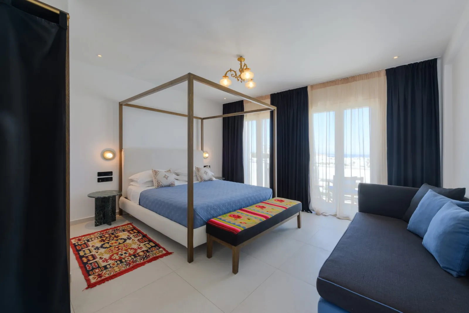 Superior suite with bathtub & balcony pool/sea view