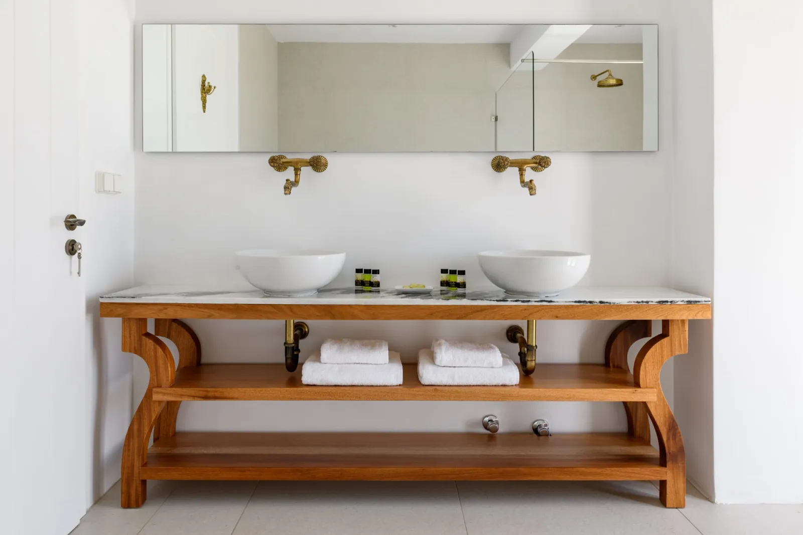 Superior suite with bathtub & balcony pool/sea view