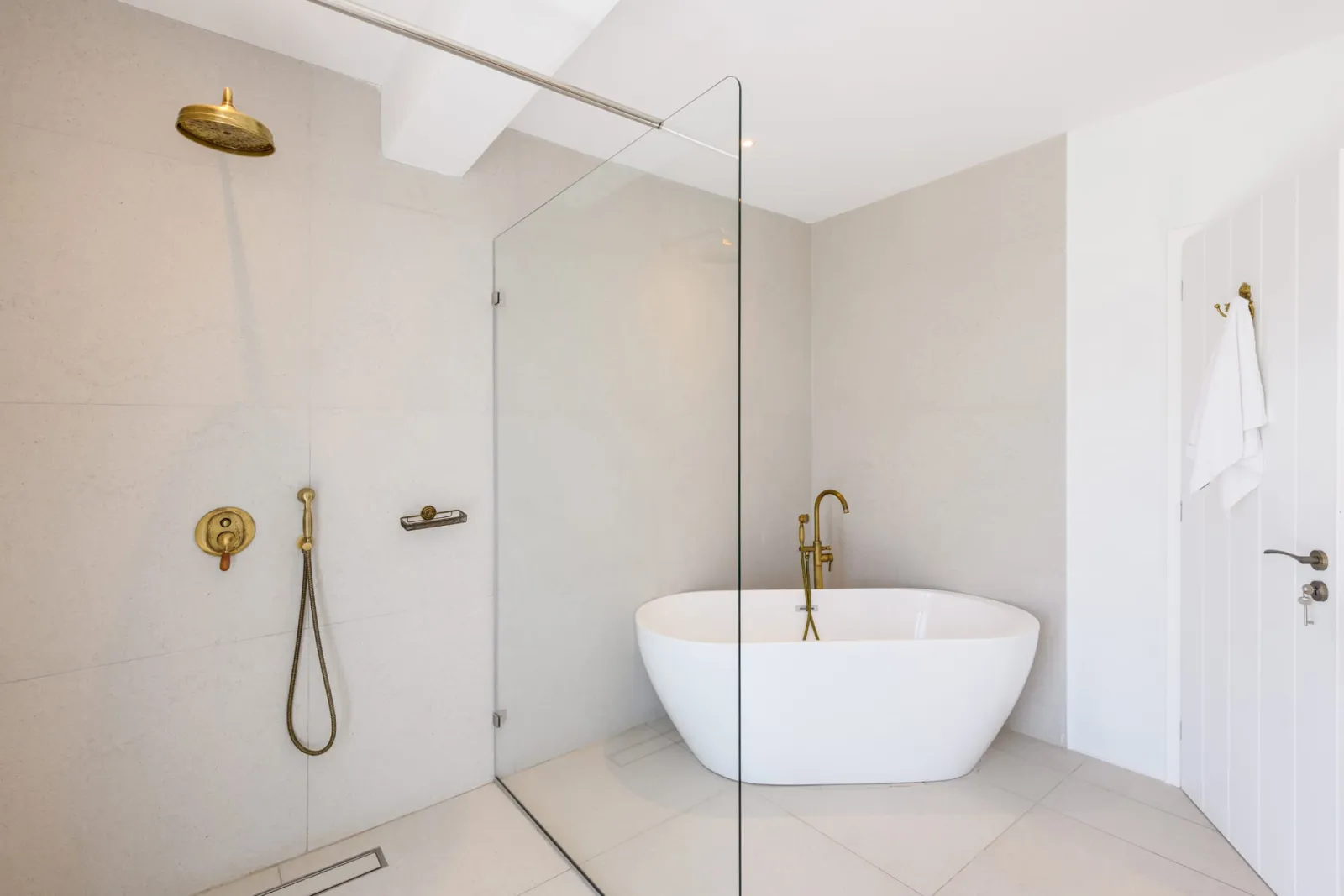Superior suite with bathtub & balcony pool/sea view