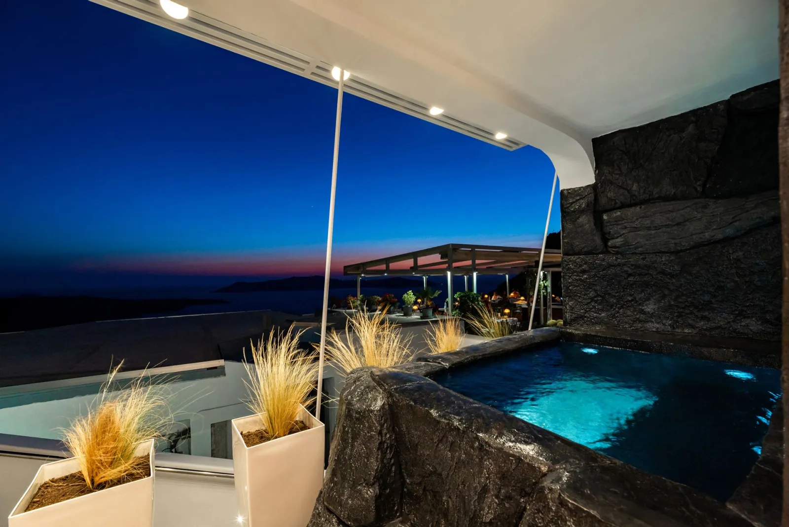 Deluxe Suite with outdoor hot Jetted Tub & Sea View