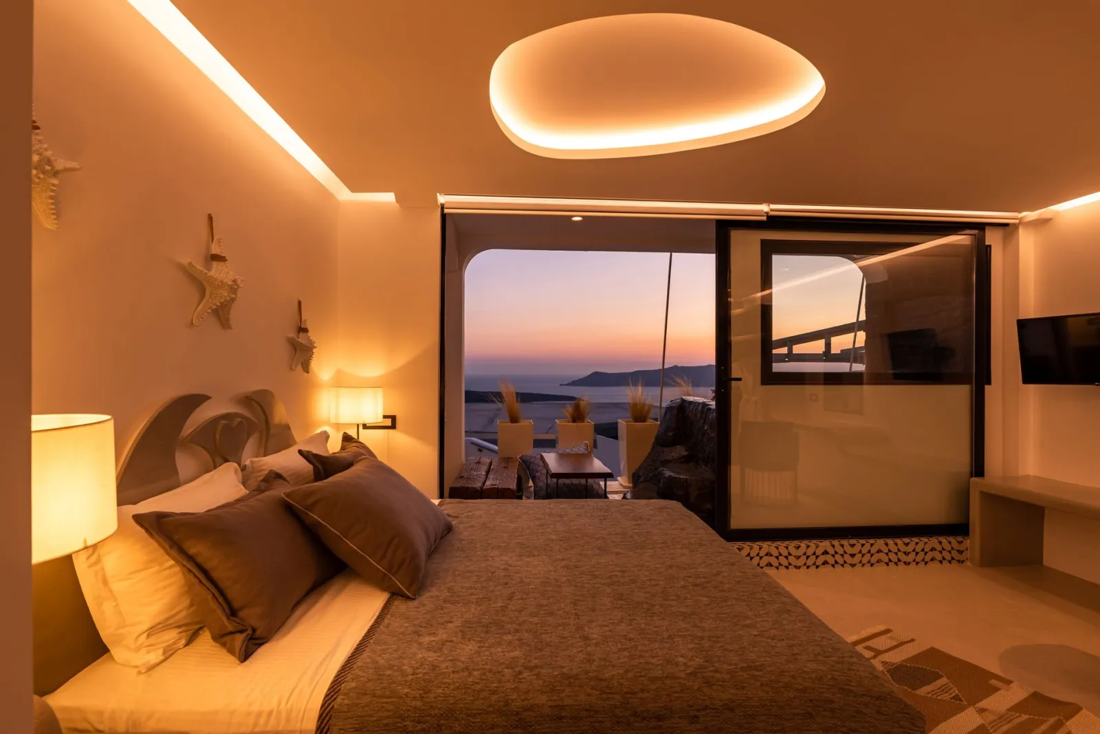 Deluxe Suite with outdoor hot Jetted Tub &amp; Sea View
