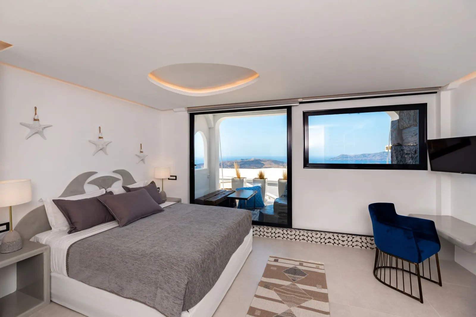Deluxe Suite with outdoor hot Jetted Tub &amp; Sea View
