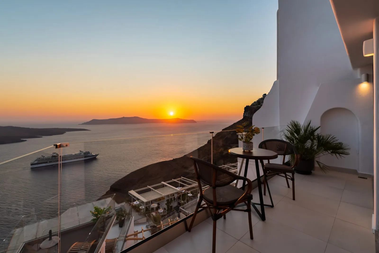 Premier Suite with outdoor heated jetted tub &amp; Sea View.
