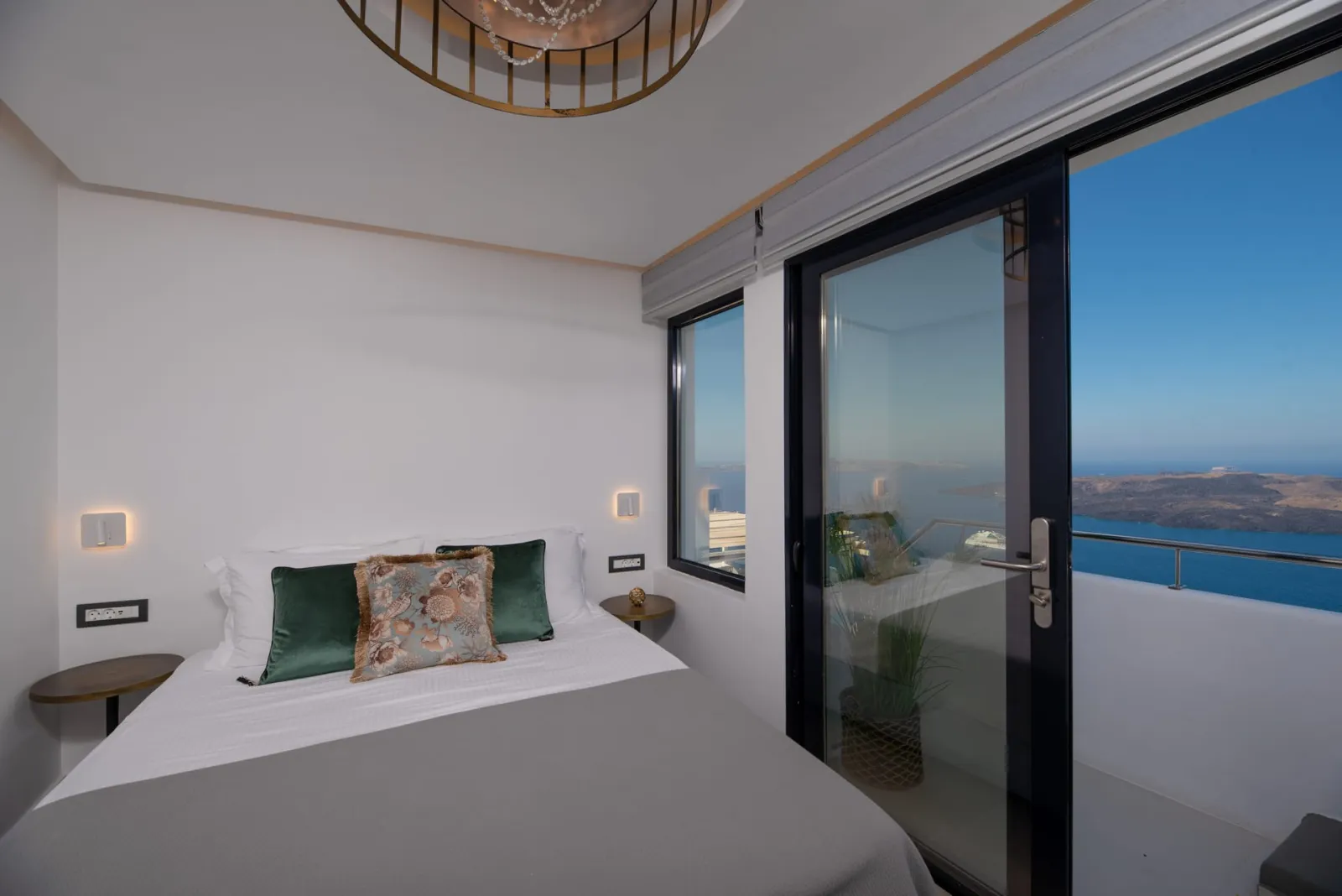 Junior Suite with outdoor heated jetted tub &amp; Sea View