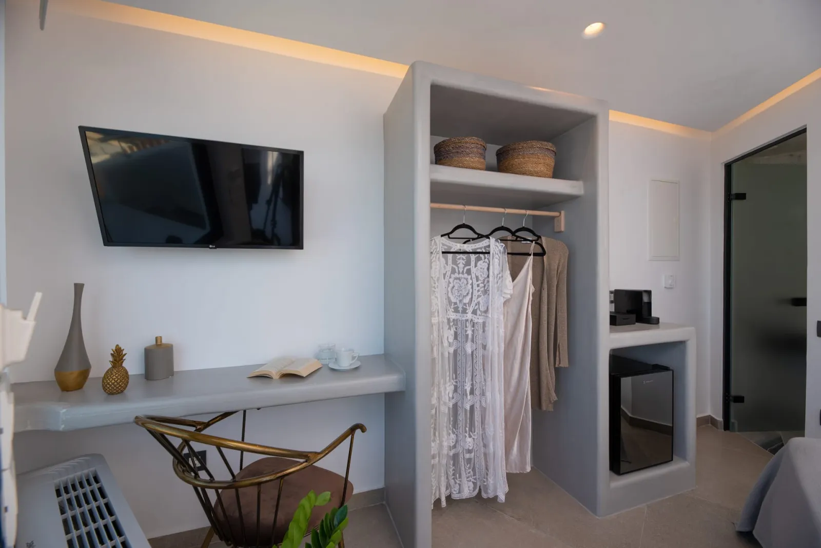 Junior Suite with outdoor heated jetted tub &amp; Sea View