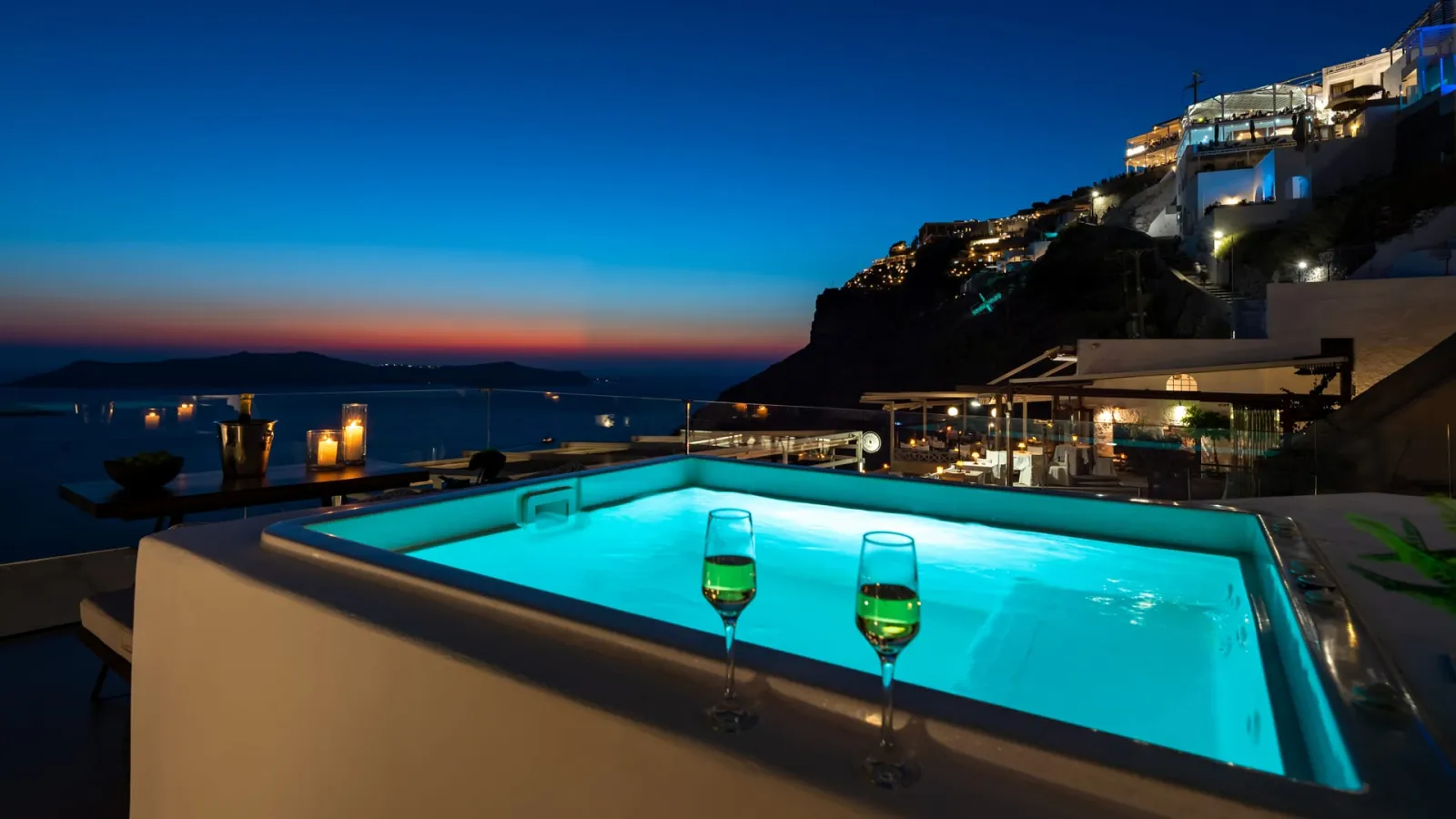Executive suite with indoor and outdoor heated jetted tub &amp; Sea View