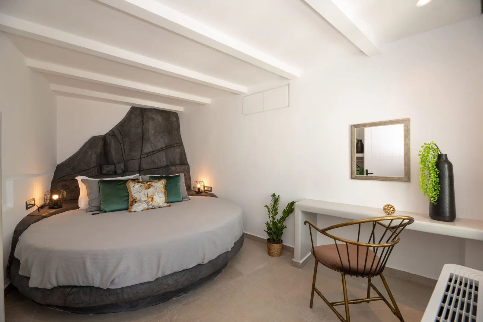 Executive suite with indoor and outdoor heated jetted tub &amp; Sea View