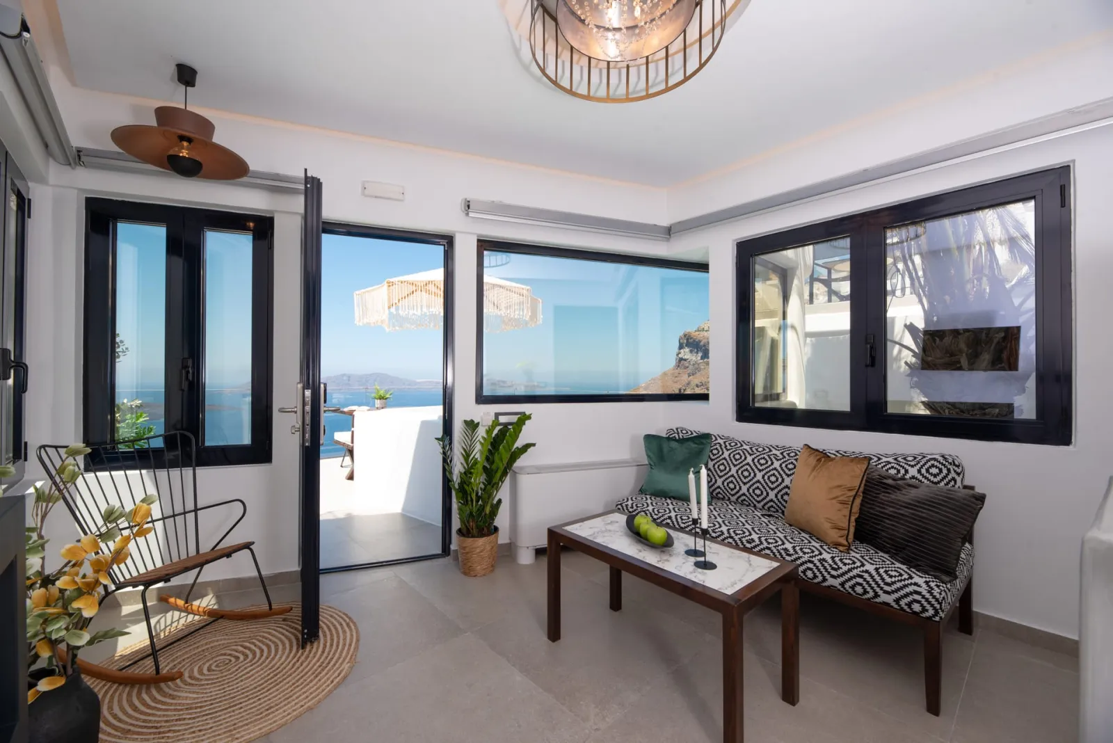 Executive suite with indoor and outdoor heated jetted tub &amp; Sea View