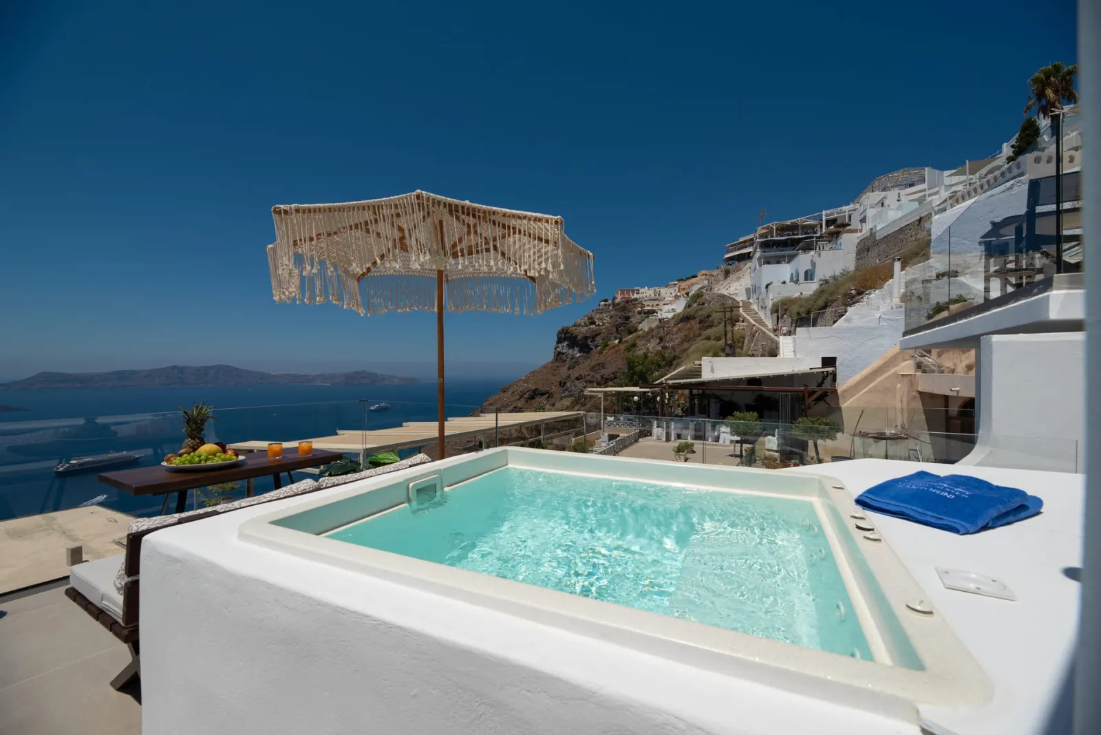 Executive suite with indoor and outdoor heated jetted tub & Sea View