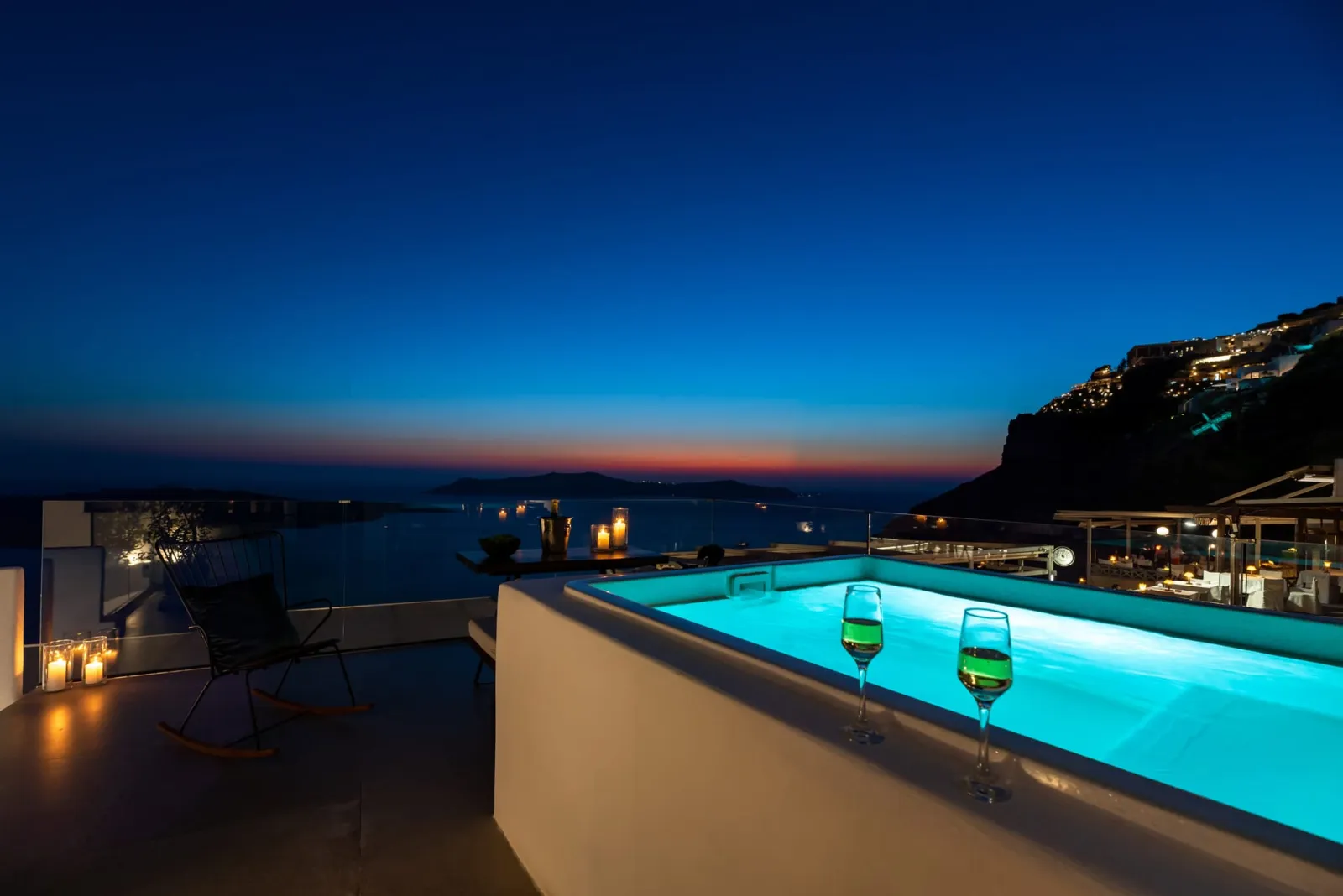 Executive suite with indoor and outdoor heated jetted tub &amp; Sea View